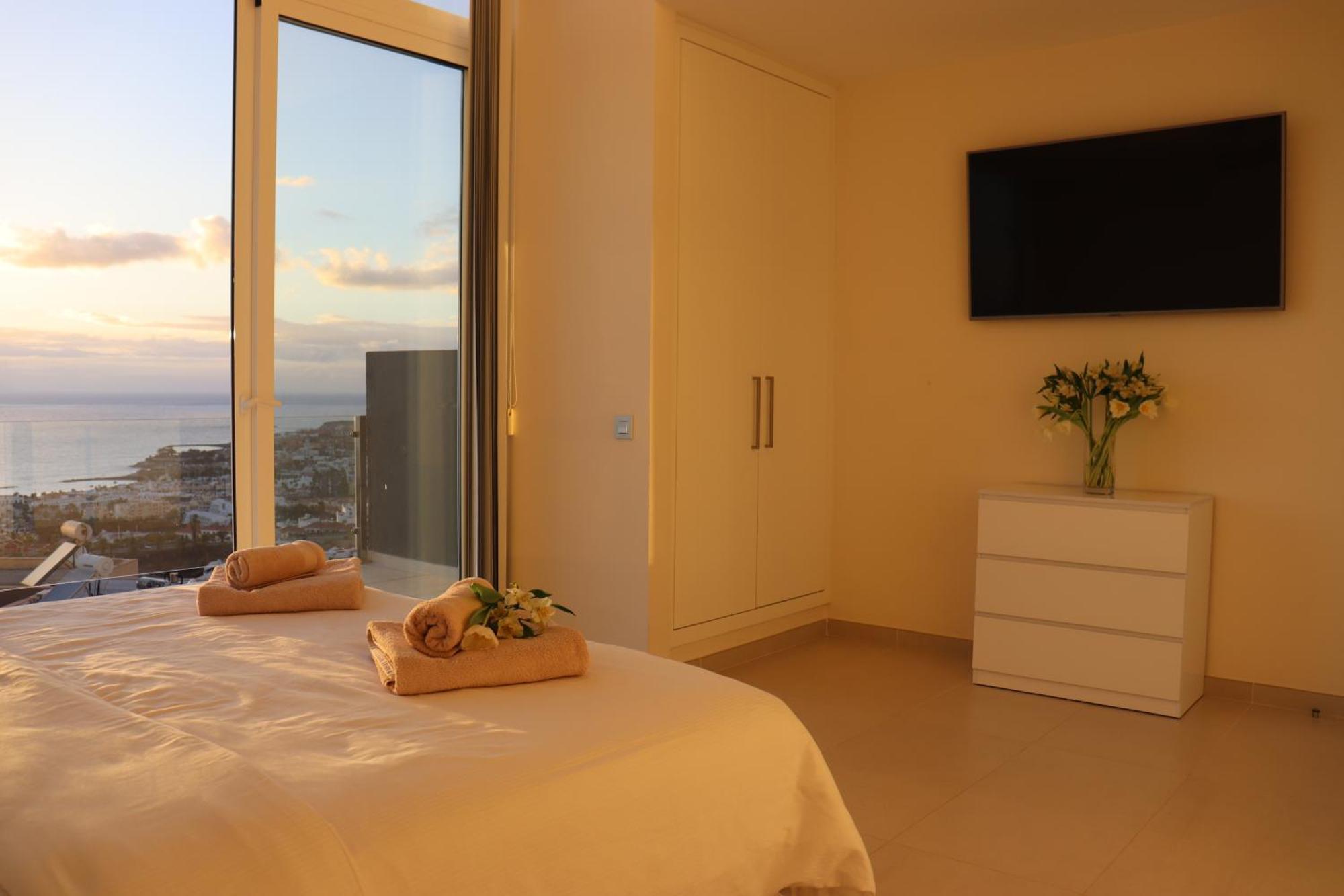 Azure Sky Villa - Panoramic Ocean View, Luxury, San Eugenio 아데제 외부 사진