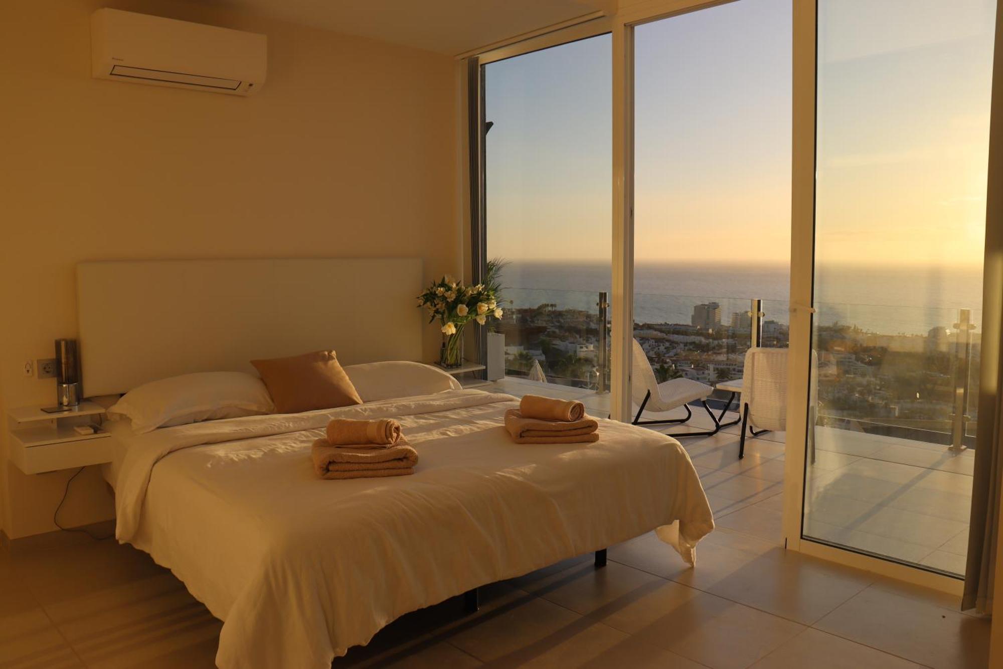 Azure Sky Villa - Panoramic Ocean View, Luxury, San Eugenio 아데제 외부 사진