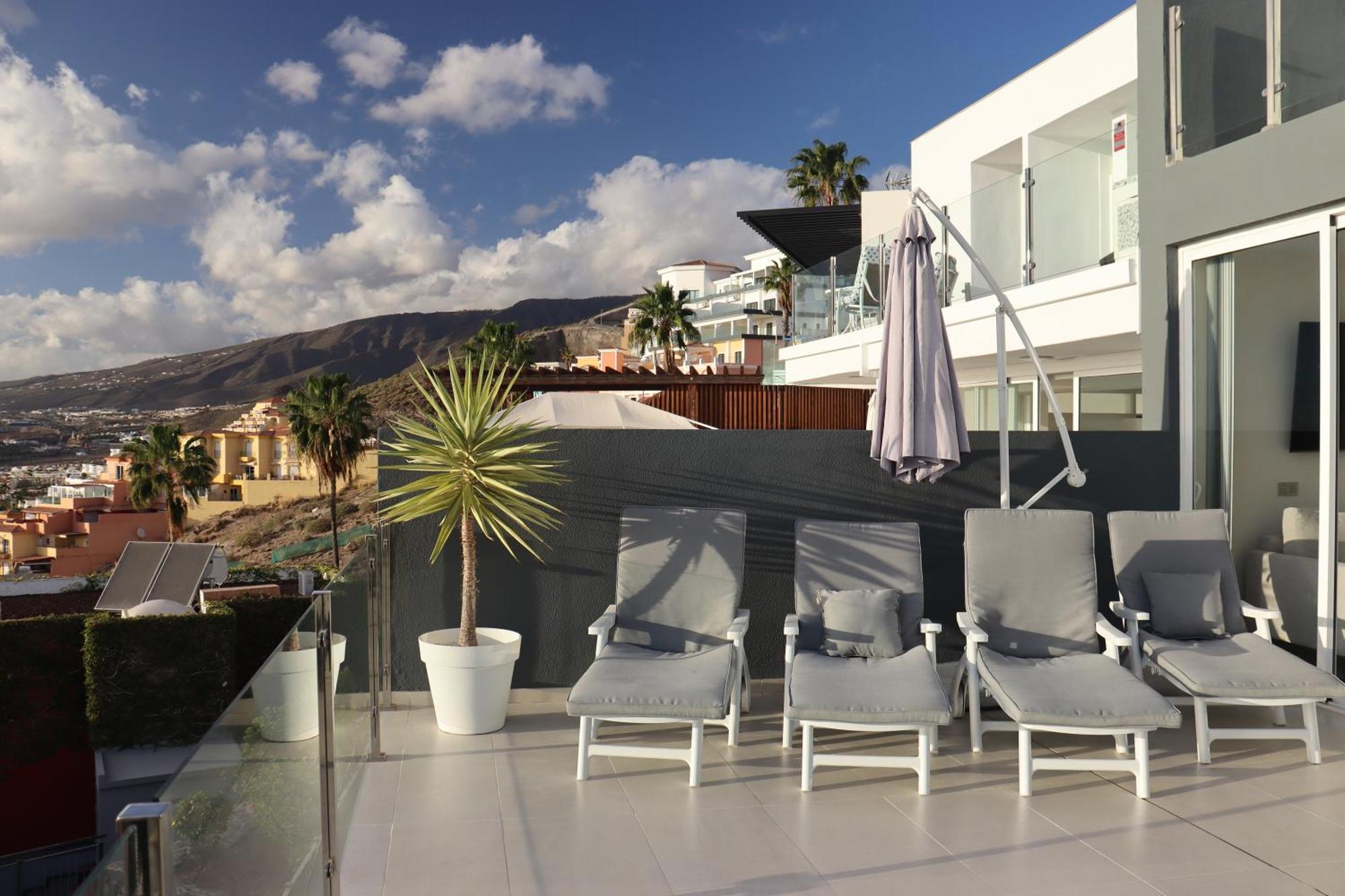 Azure Sky Villa - Panoramic Ocean View, Luxury, San Eugenio 아데제 외부 사진